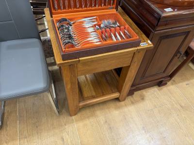 OAK SIDE TABLE
