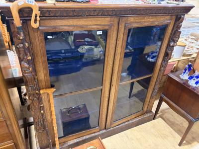VICTORIAN CARVED DOOR GLAZED OAK BOOKCASE