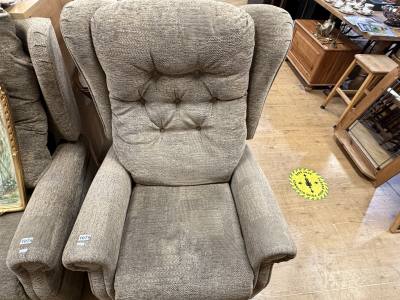 WINGBACK ELECTRIC RECLINER CHAIR ( NEEDS CLEANED )