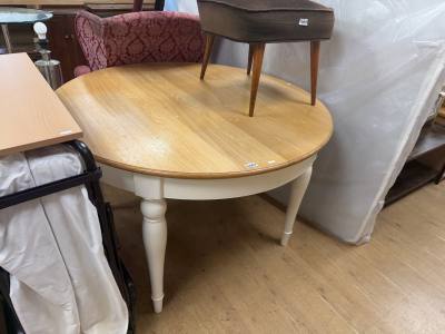OAK TOP EXTENDING DINING TABLE