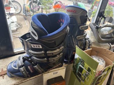 PAIR OF SKI BOOTS
