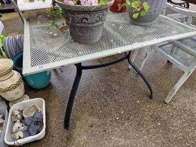 METAL TABLE + 2 CHAIRS