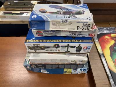 LOT OF AIRPLANE MODELS