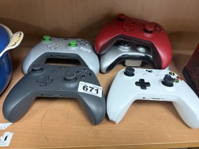 LOT OF XBOX CONTROLLERS