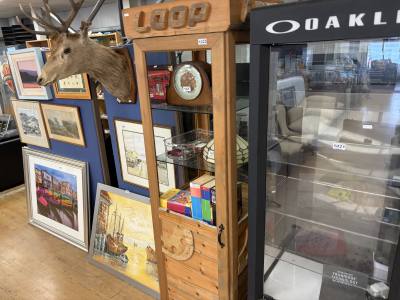 WOODEN DISPLAY UNIT