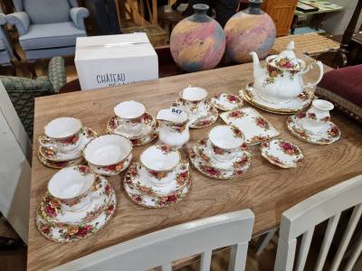 LOT OF COUNTRY ROSE