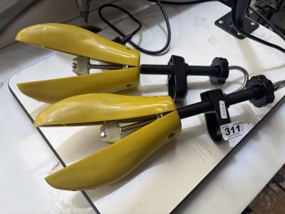 PAIR OF SHOE STRETCHERS