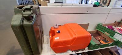 JERRY CAN + BOAT FUEL TANK