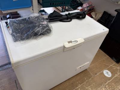LARGE CHEST FREEZER