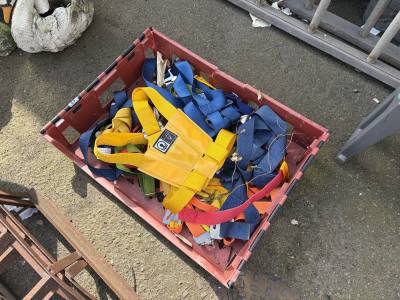 LOT OF SAFETY HARNESSES